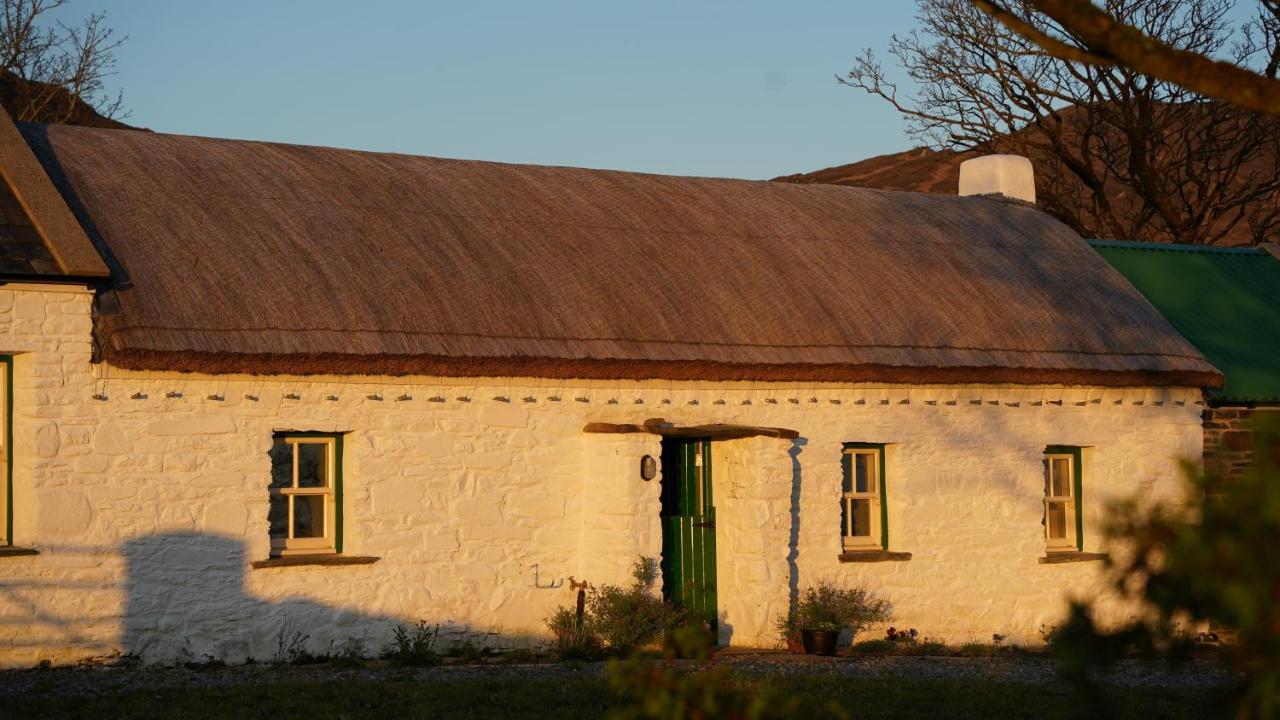 Secluded Thatched Cottage, Near Beaches & Hill Walking Rashenny Bagian luar foto